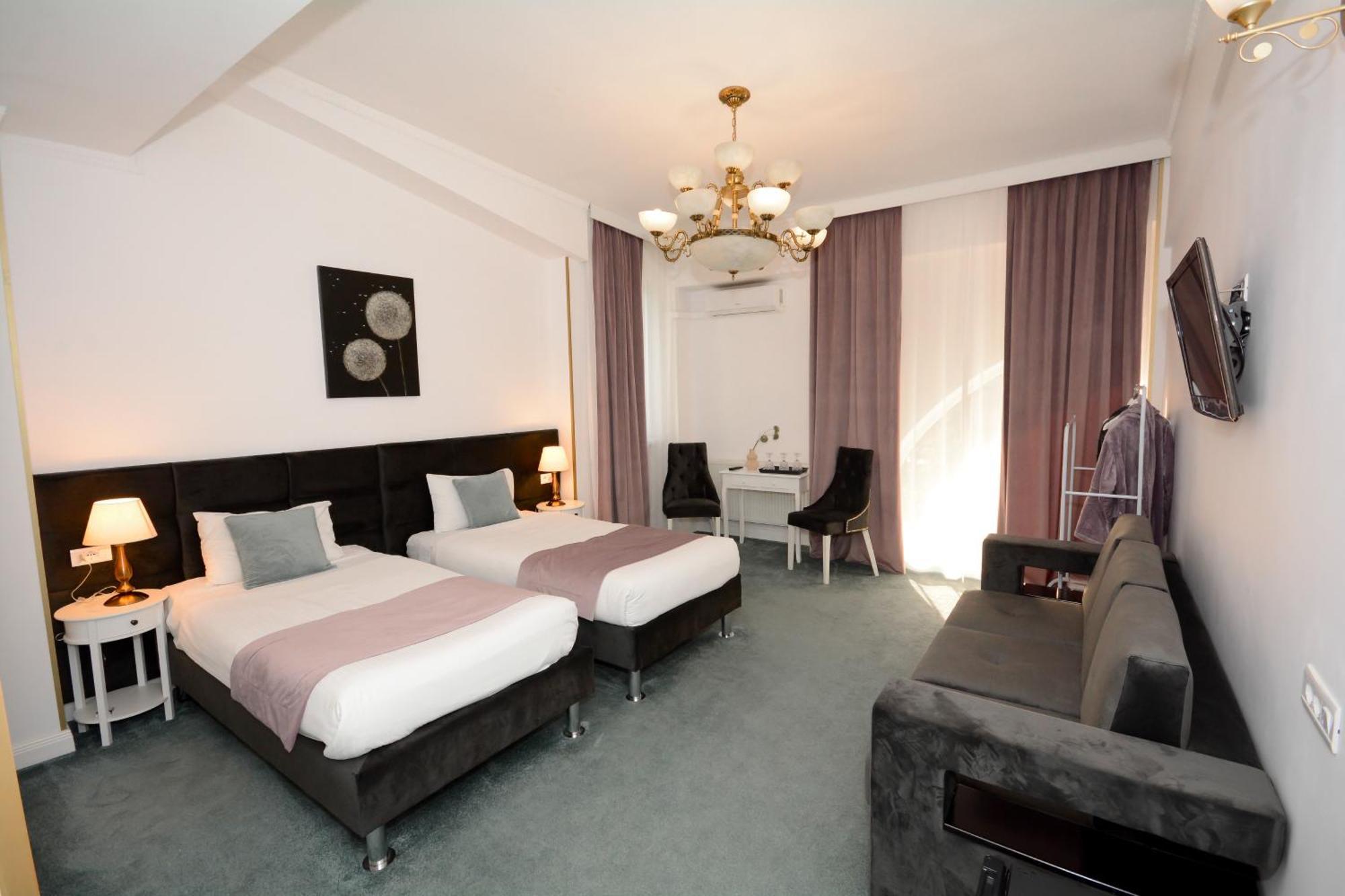 Hotel Andre'S Craiova Esterno foto
