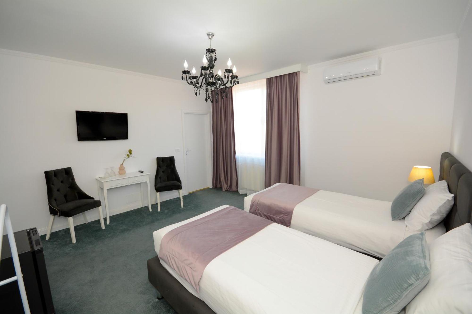 Hotel Andre'S Craiova Esterno foto