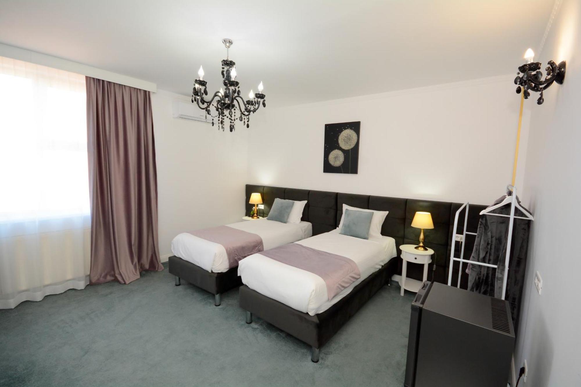 Hotel Andre'S Craiova Esterno foto